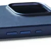 Close-up of a dark blue phone case, showing the side buttons and camera bump. Voir les images du produit