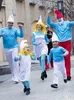 A group of people in Smurf costumes are running outdoors. Produktbild-Vorschau