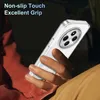 A hand holding a clear phone case with a phone inside, showing the camera module. Anteprima dell’immagine prodotto