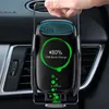 A hand holding a black wireless car charger with a phone in it, mounted on a car's air vent. The charger displays "80% 15W Quick Charge". Voir les images du produit