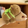 Kapibara Kuscheltier mit Rucksack – Plüschtier Armband mit Produktbild-Vorschau 5