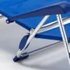 A close-up view of the armrest and frame of a blue beach chair. Voir les images du produit