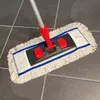 A mop head with a telescopic handle is shown on a tiled floor. Produktbild-Vorschau