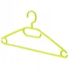 A single lime green plastic clothes hanger is displayed against a white background. Anteprima dell’immagine prodotto