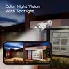 A security camera is mounted on the exterior of a house, with a smartphone displaying a live feed of the house's exterior. Produktbild-Vorschau