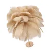 A close-up studio shot of a feather table lamp. Voir les images du produit