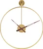 A close-up studio shot of a modern, minimalist wall clock with a gold metal frame and dark brown hands. Anteprima dell’immagine prodotto