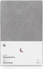A flat lay image of a gray fitted sheet with branding and product information. Produktbild-Vorschau