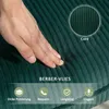 A hand is pressing into a dark green textured fabric, with text overlays highlighting product features. Anteprima dell’immagine prodotto