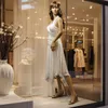 SF-4 Etalagepop voor dames, met 2 pruiken. Bewegelijk. Productafbeelding-voorbeeld 7