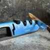 A blue knife sharpener with a knife being sharpened. Produktbild-Vorschau
