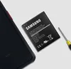 A Samsung phone battery and a screwdriver are shown next to a phone case. Voir les images du produit