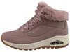Das Bild zeigt einen Freizeitschuh in einem kräftigen Lilaton der Schuh liegt auf einer weißen Oberfläche und ist von der linken Seite zu sehen Auf dem Schuh sind mehrere Nähte und eine Schnürung sichtbar. Produktbild-Vorschau