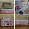 A collage of four images showing a vintage-style cookie tin from different angles. Voir les images du produit