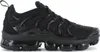 A black Nike Air Vapormax Plus shoe shown from the side. Náhled obrázku produktu