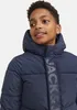 A young boy wearing a navy blue puffer jacket with the brand name 'JACK & JONES' printed vertically on the front. Produktbild-Vorschau