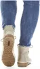 A person wearing blue jeans and beige boots, shown from the back. Voir les images du produit