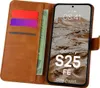 A brown leather wallet-style phone case is open, showing credit cards and cash inserted, with a smartphone displaying a lock screen inside. Produktbild-Vorschau