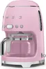 A pink Smeg drip filter coffee machine is shown against a white background. Náhled obrázku produktu