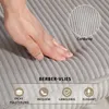 A hand is shown pressing into a soft, grey, corduroy-like fabric, highlighting its texture and plushness. Icons and text below describe product features. Anteprima dell’immagine prodotto