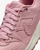 Close-up view of a pink Nike Air Max Command Premium sneaker. Voir les images du produit