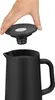 A hand is shown holding the lid of a black thermos jug, about to place it on top of the jug. Voir les images du produit