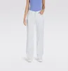 A person is shown from the waist down, wearing white jeans and white sneakers against a plain background. Produktbild-Vorschau