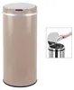 A beige automatic kitchen trash can with a silver lid and trim, shown next to a smaller inset image demonstrating its use. Produktbild-Vorschau