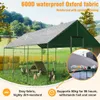 A chicken coop with chickens inside, set in a grassy outdoor environment with trees and hay bales in the background. Overlay text highlights product features. Anteprima dell’immagine prodotto