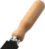 A close-up view of the handle and part of the blade of a tool. Voir les images du produit