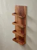 Großes Design Hängeregal für das Wohnzimmer aus einer anderen Perspektive, die reiche Holzmaserung des Sheesham und die nützlichen Fächer hervorhebend._#sku_BARWL6.532# Produktbild-Vorschau