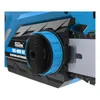 A close-up view of a blue and black electric chainsaw, focusing on the chain tensioning mechanism. Anteprima dell’immagine prodotto