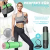 A woman is holding a yoga mat, with other fitness equipment in the background. There is text overlay promoting the product. Produktbild-Vorschau