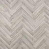 A seamless pattern of light gray wood planks arranged in a herringbone pattern. Produktbild-Vorschau