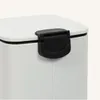 Close-up of the top corner of a white trash can with a black latch. Náhled obrázku produktu
