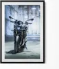 Motorrad in einer betonierten Gasse– Wandbild mit Rahmen – Produktbild-Vorschau 1