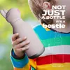 A child holding a pink bunny-shaped water bottle. Anteprima dell’immagine prodotto