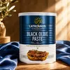 Latrovalis Schwarze Olivenpaste 840 g Dose auf blauem Seidentuch Produktbild-Vorschau