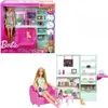 A Barbie doll and playset are shown, with the playset in its packaging in the top half and the doll and playset set up in the bottom half. Produktbild-Vorschau