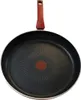 A top-down view of a frying pan with a red handle. Anteprima dell’immagine prodotto
