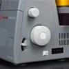 A close-up view of the controls and power switch of a gray Singer sewing machine. Produktbild-Vorschau