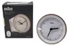 A collage of a Braun radio-controlled alarm clock, showing both the product in its packaging and a close-up of the clock face. Anteprima dell’immagine prodotto