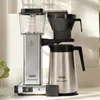 A Moccamaster coffee maker with a thermal carafe sits on a countertop. Podgląd zdjęcia produktu