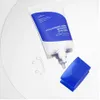 A tube of sunscreen is shown with its cap off, and some product has been dispensed onto a reflective surface. Anteprima dell’immagine prodotto