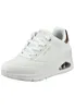 A white Skechers Uno sneaker with rose gold accents is shown from the side against a white background. Voir les images du produit