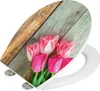 A toilet seat with a printed image of tulips on a wooden background. Produktbild-Vorschau
