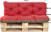 A red and gray pallet cushion set is displayed on a wooden pallet. Produktbild-Vorschau