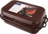 A brown enamel roasting pan with a lid is shown on a white background. A label with product information and an image of food is attached to the lid. Produktbild-Vorschau