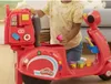 A child playing with a red Play-Doh pizza delivery scooter set. Produktbild-Vorschau