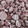Rot-weiß gemaserte Kieselsteine dicht aneinander liegend im Detail Produktbild-Vorschau